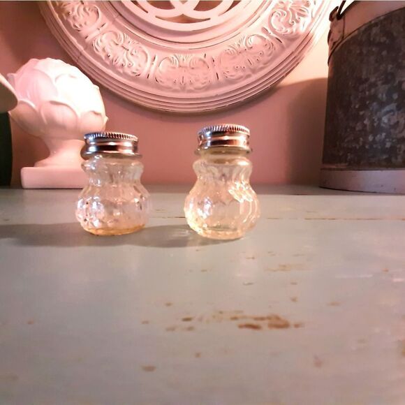 Vintage miniature salt & pepper shakers - Picture 1 of 2